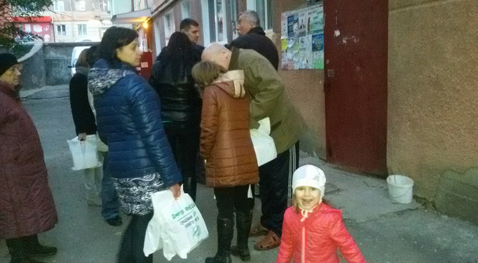 news 17.10 Rivne 3 U Rivnomu kandydata v deputaty rozdavali vybortsyam tsukerky